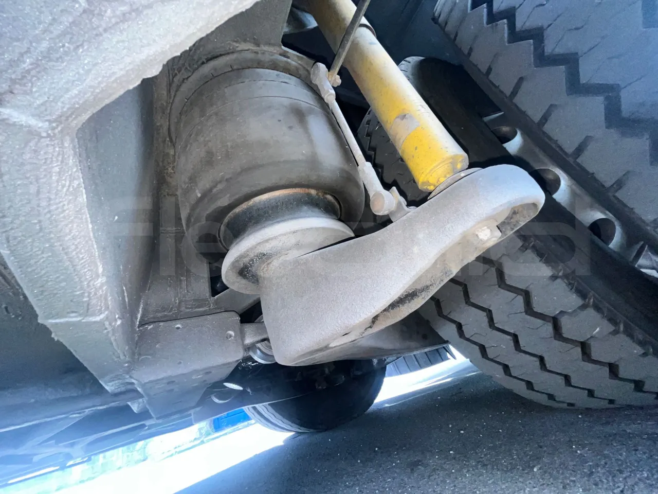 Iveco Magelys SFR2XX - Euro6 - 12,83m - 294kw - axle 2 shock absorbers 1 right