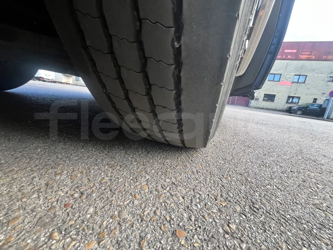 Iveco Magelys SFR2XX - Euro6 - 12,83m - 294kw - rear left tire photo