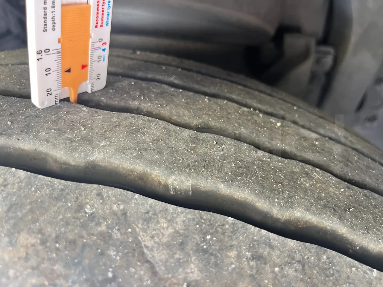 Iveco Orlandi - First Axle Left Side: Tyre Thickness