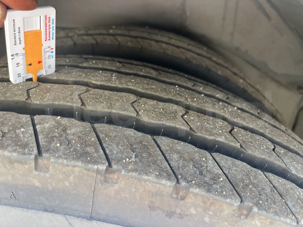 Iveco Orlandi - Second Axle Left Side: Tyre Thickness