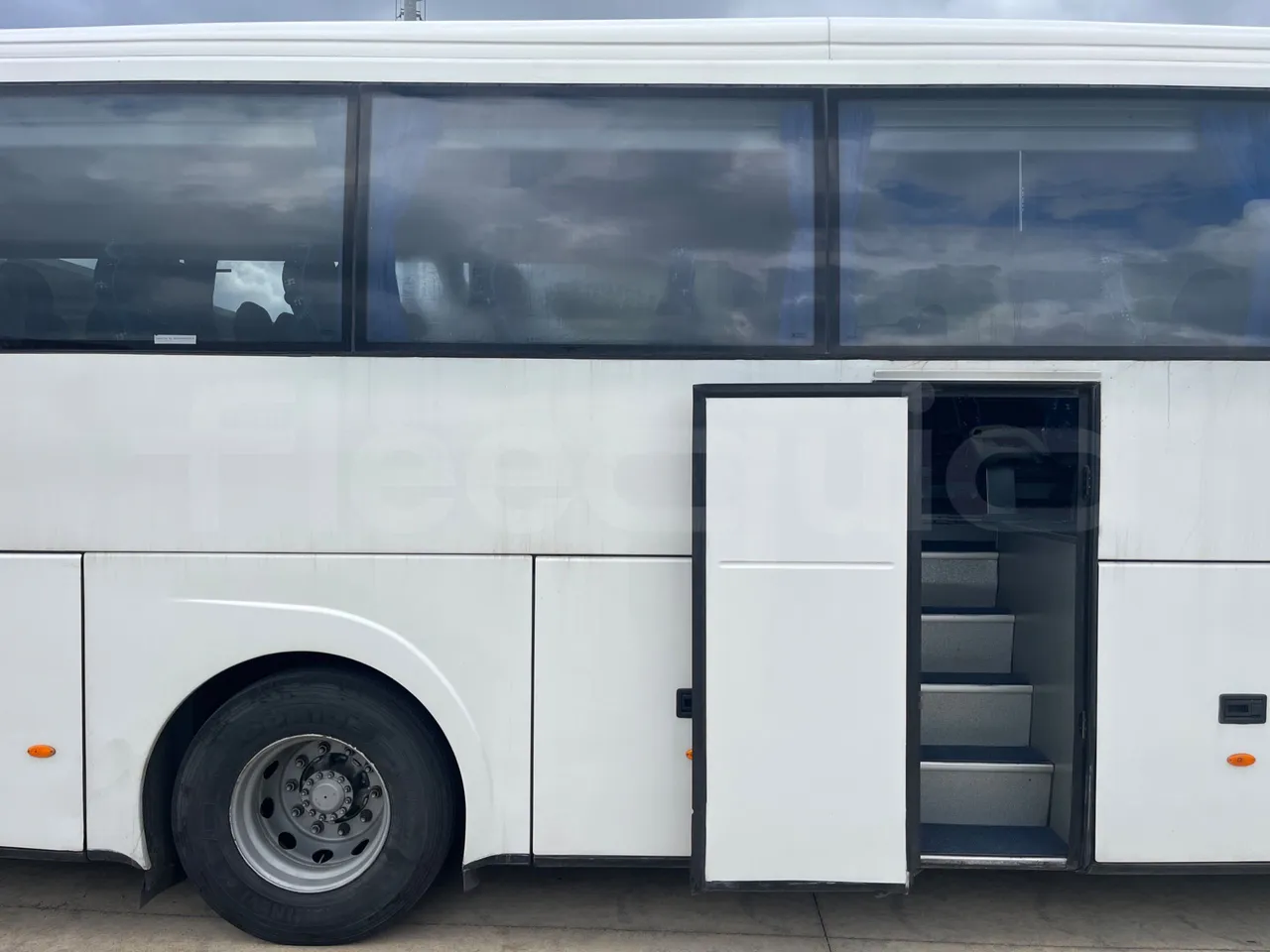 Volvo Barbi Genesis B12B - EUR4 - 309kW - 12.230m - front door 3 open