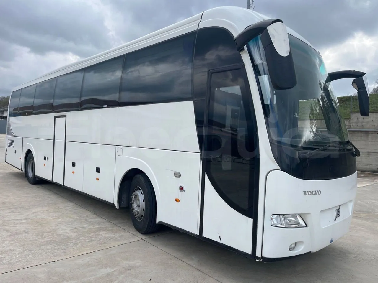 Volvo Barbi Genesis B12B - EUR4 - 309kW - 12.230m - 3/4 front right doors