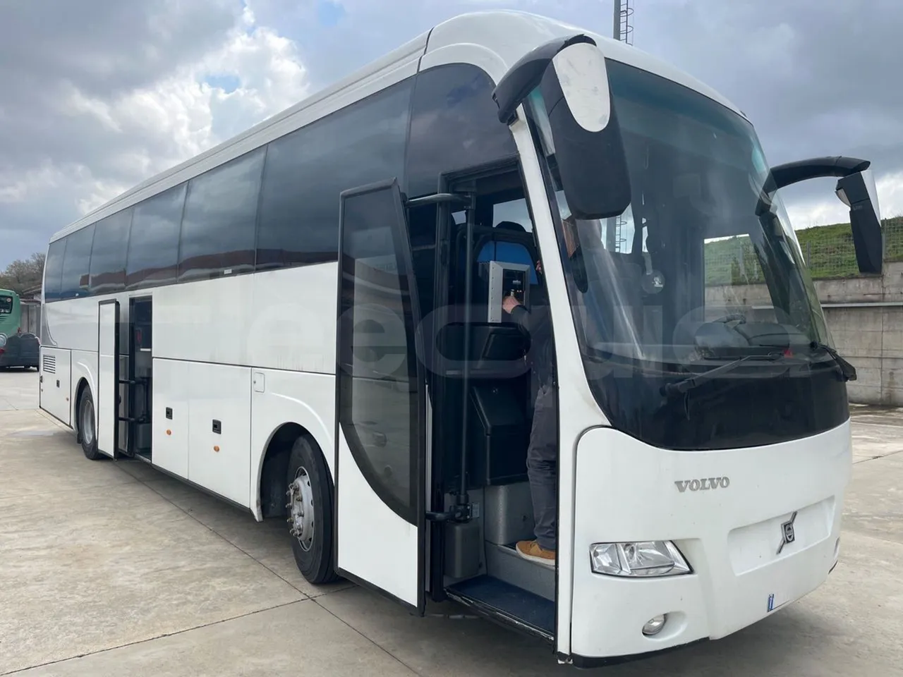 Volvo Barbi Genesis B12B - EUR4 - 309kW - 12.230m - 3/4 right front doors open