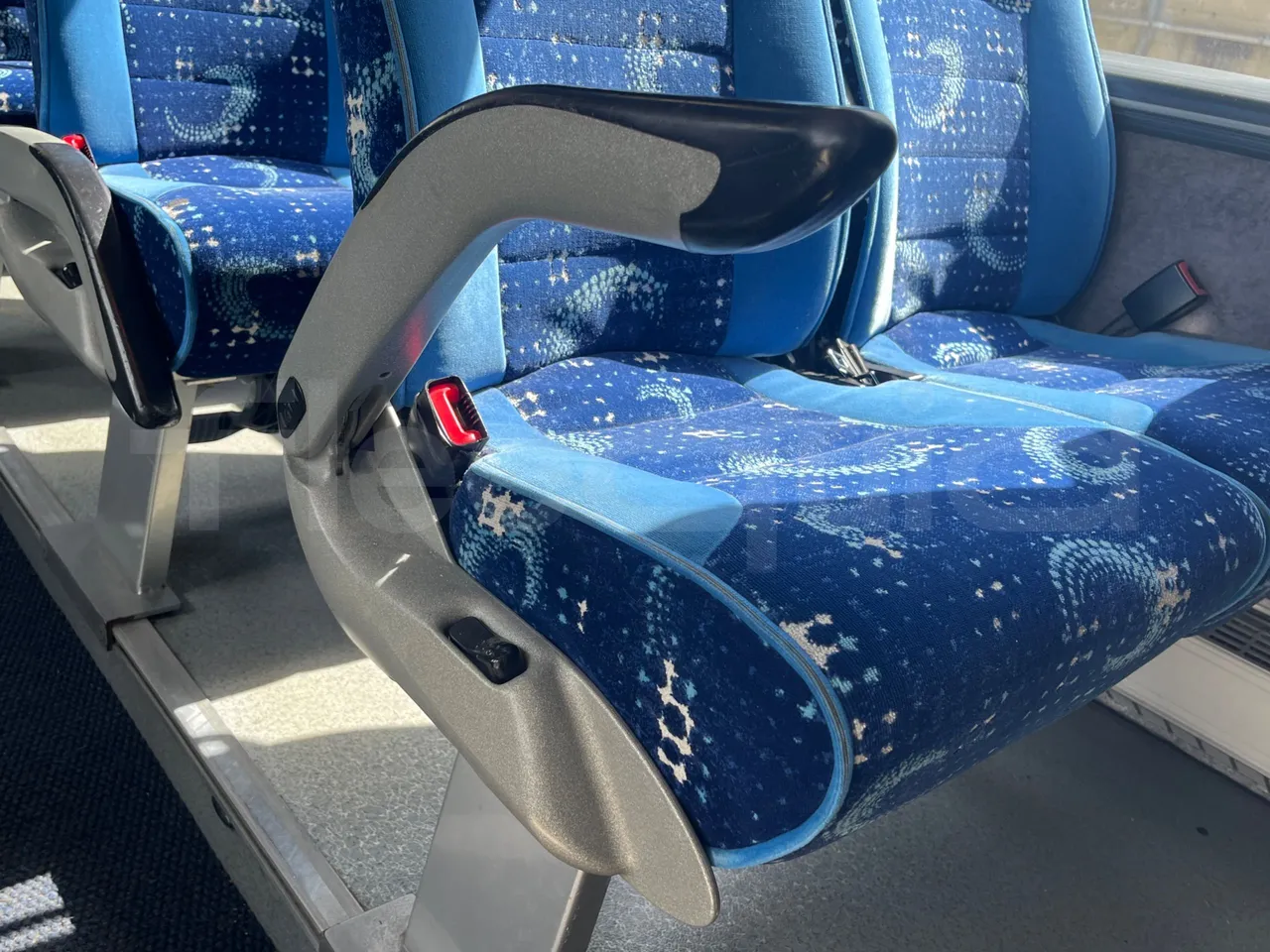 Volvo Barbi Genesis B12B - EUR4 - 309kW - 12.230m - armrest detail photo