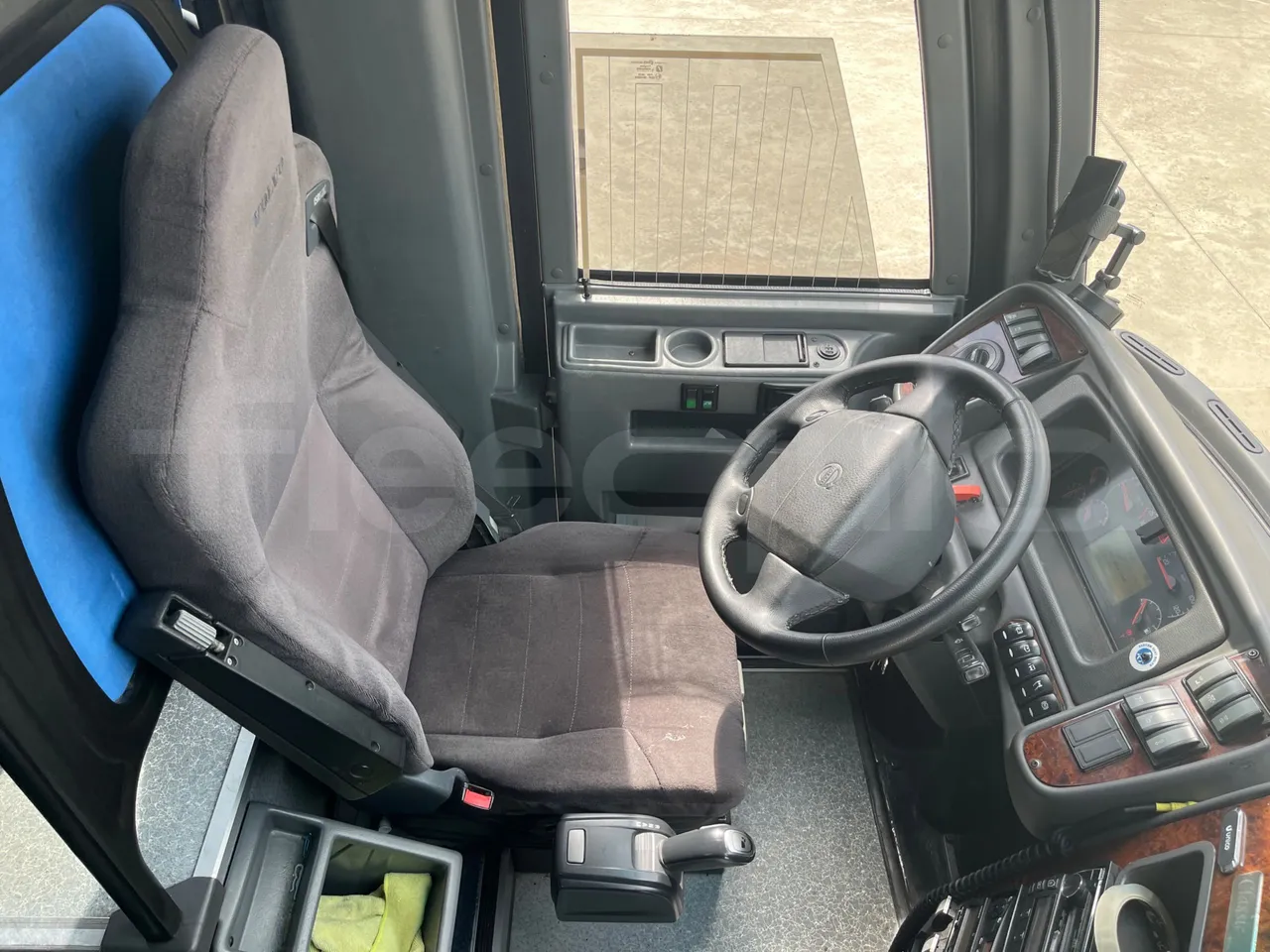 Volvo Barbi Genesis B12B - EUR4 - 309kW - 12.230m - driver's seat photo