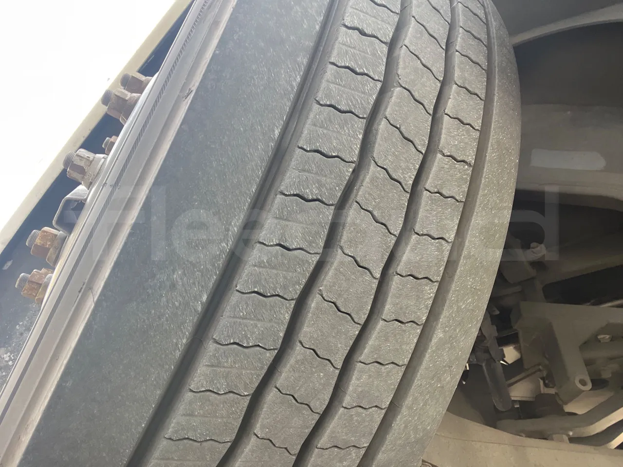 Volvo Barbi Genesis B12B - EUR4 - 309kW - 12.230m - tread condition front tires right