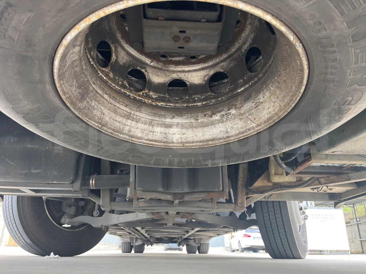 Volvo Barbi Genesis B12B - EUR4 - 309kW - 12.230m - front undercarriage from front