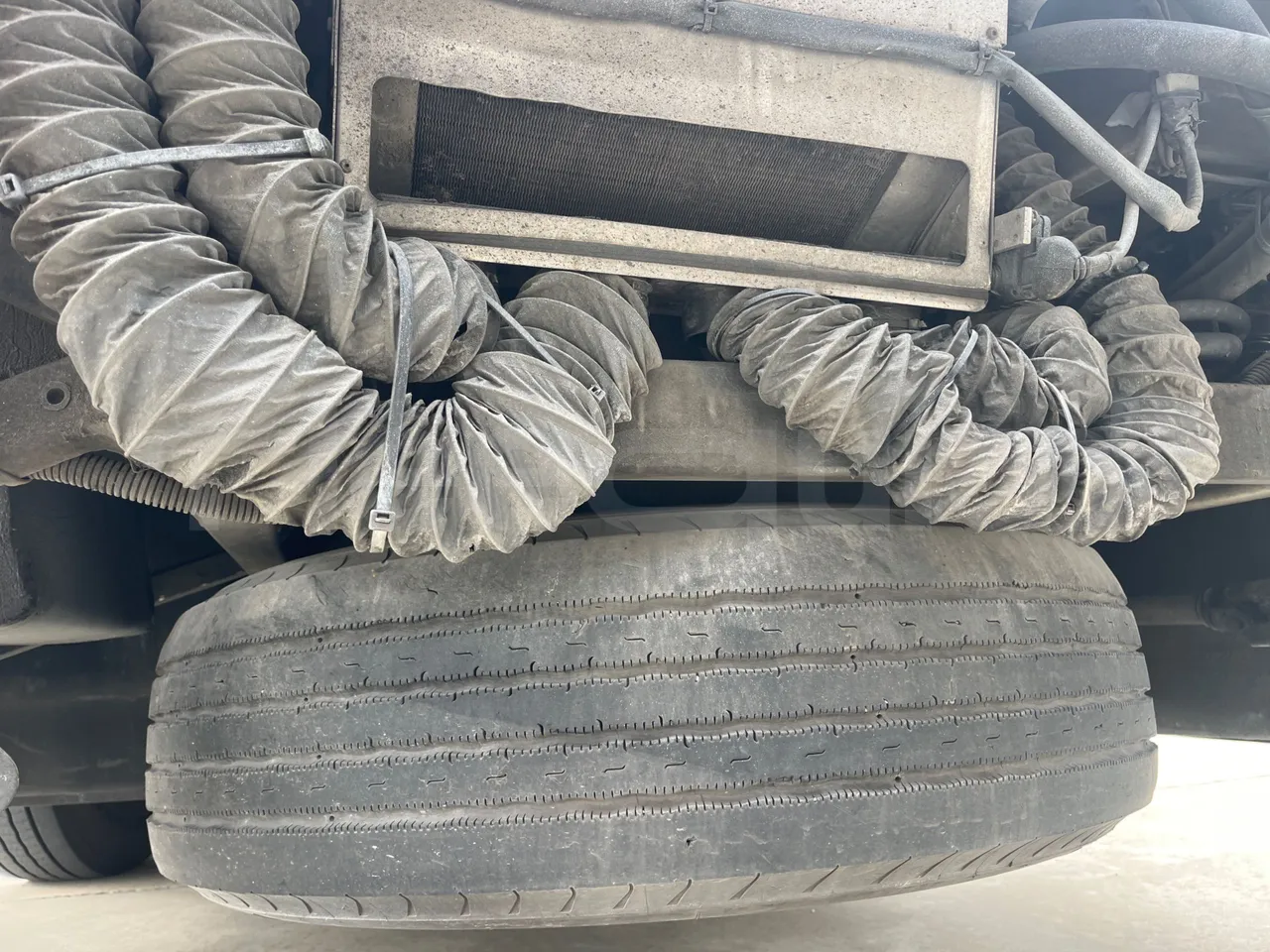 Volvo Barbi Genesis B12B - EUR4 - 309kW - 12.230m - spare wheel