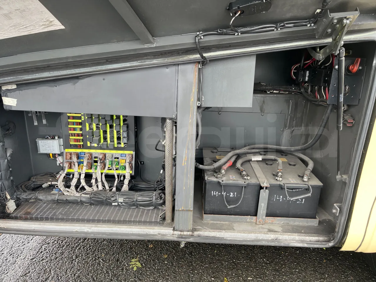 Irizar PB Man Ratio R33/18400 - Euro 5 - 294 kW - 12.200 mt - external compartments photo