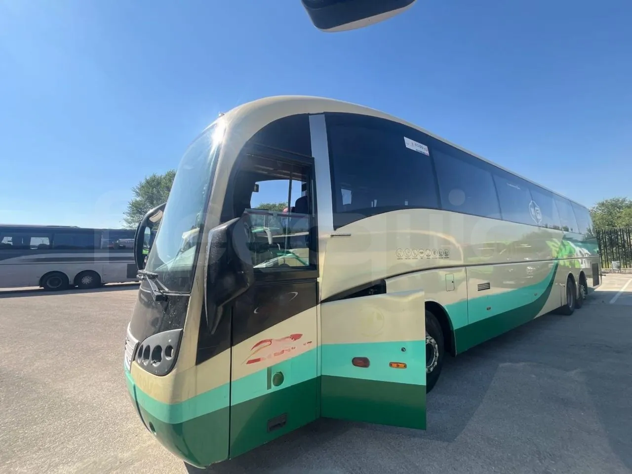 Volvo B12B 6X2 - EUR4 - 338kW -14.995m - 3/4 front left (mandatory for bus to scrap)