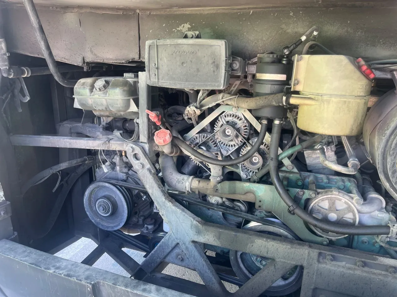 Volvo B12B 6X2 - EUR4 - 338kW -14.995m - air conditioning compressor (mandatory for bus to scrap)