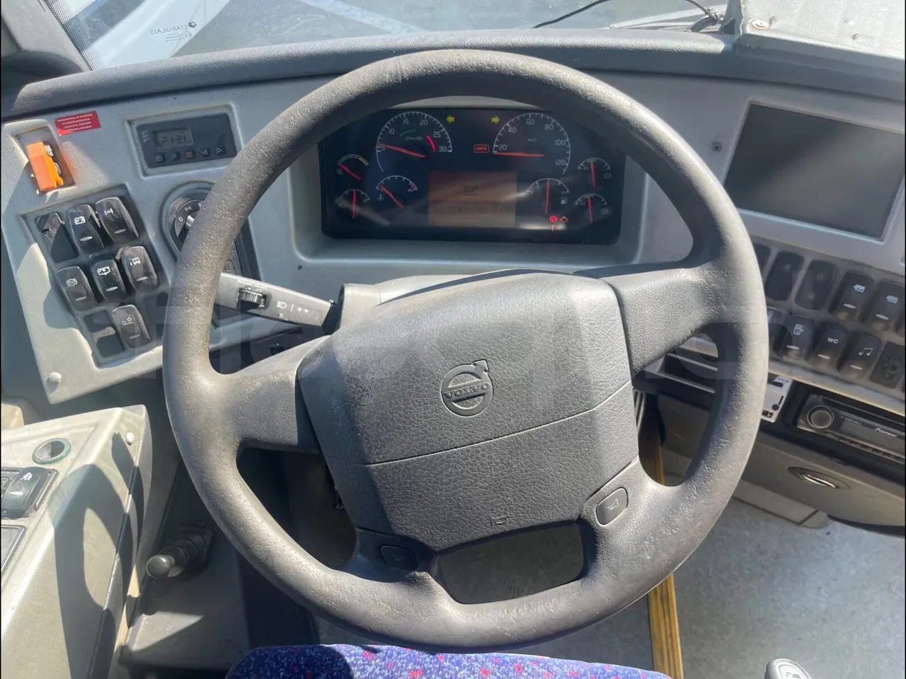 Volvo B12B 6X2 - EUR4 - 338kW -14.995m - dashboard lights on