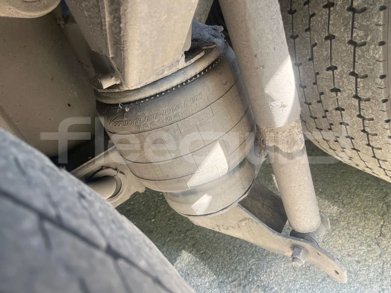 Volvo B12B 6X2 - EUR4 - 338kW -14.995m - front air springs right