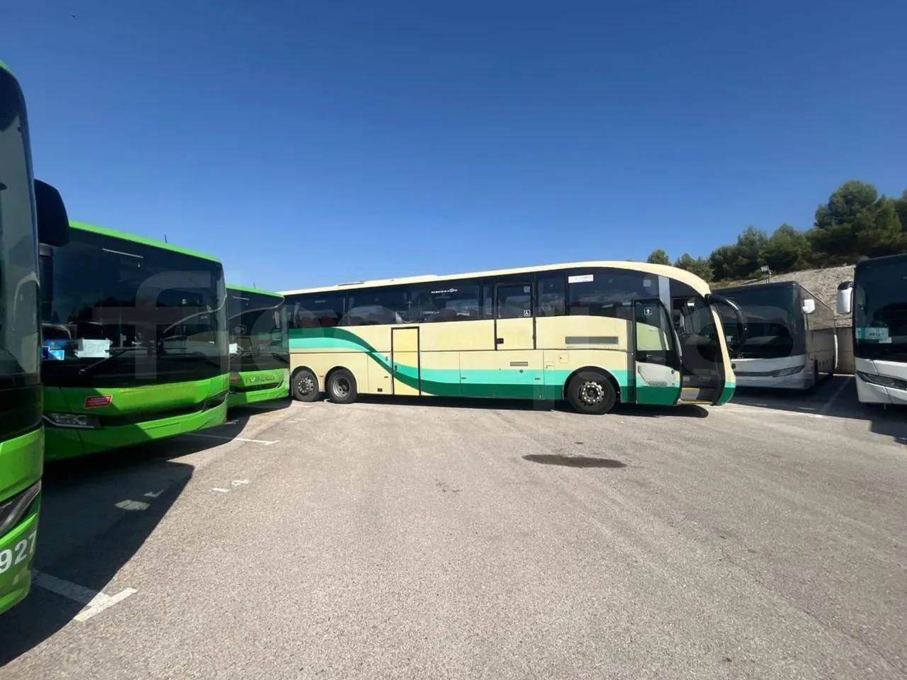 Volvo B12B 6X2 - EUR4 - 338kW -14.995m - right side doors closed