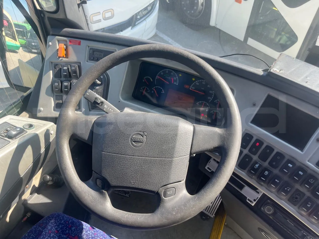Volvo B12B 6X2 - EUR4 - 338kW -14.995m - steering wheel photo