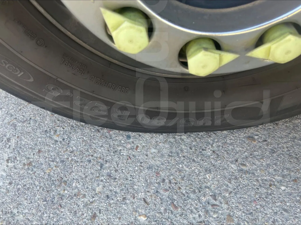 Volvo B12B 6X2 - EUR4 - 338kW -14.995m - front left tire measurements