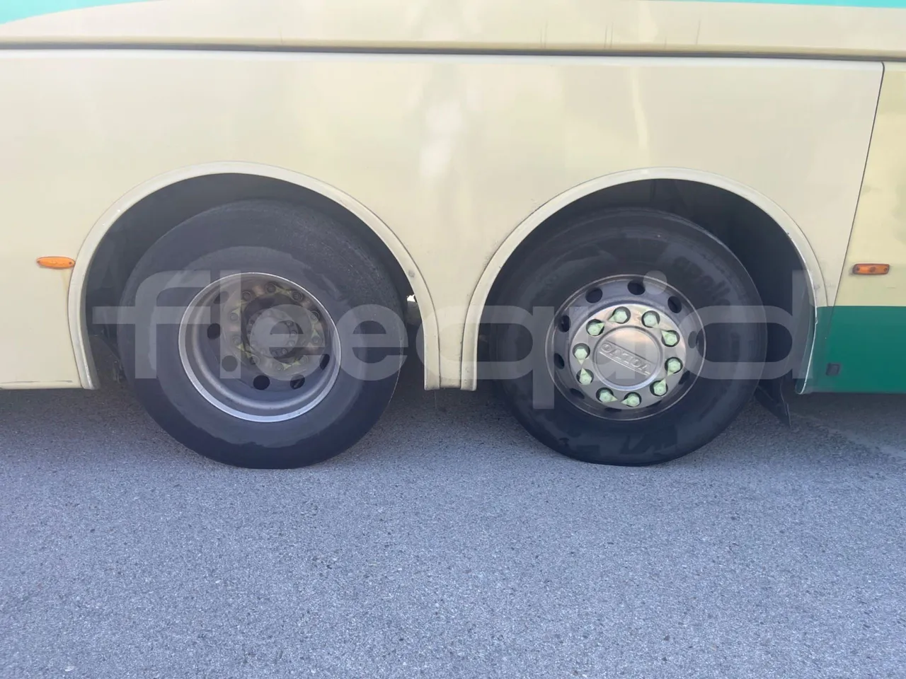 Volvo B12B 6X2 - EUR4 - 338kW -14.995m - rear left tire photo