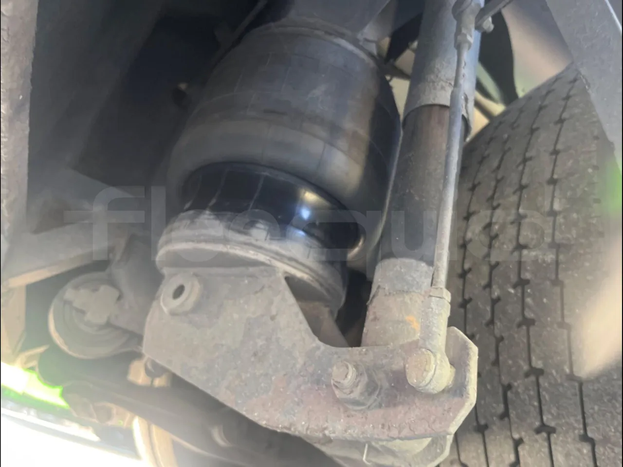 Volvo B12B 6X2 - EUR4 - 338kW -14.995m - central undercarriage photo