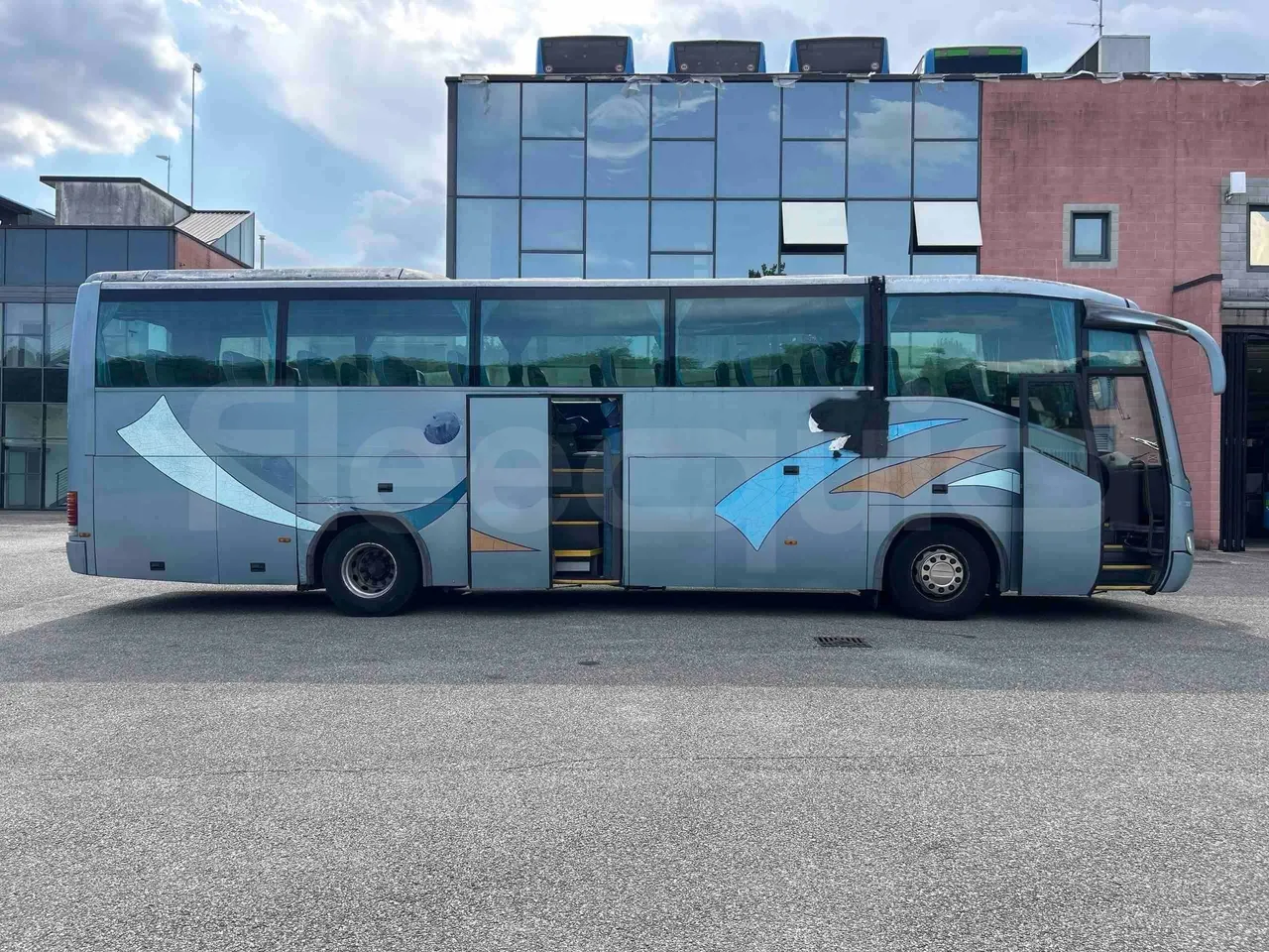 Irizar Scania - right side doors open