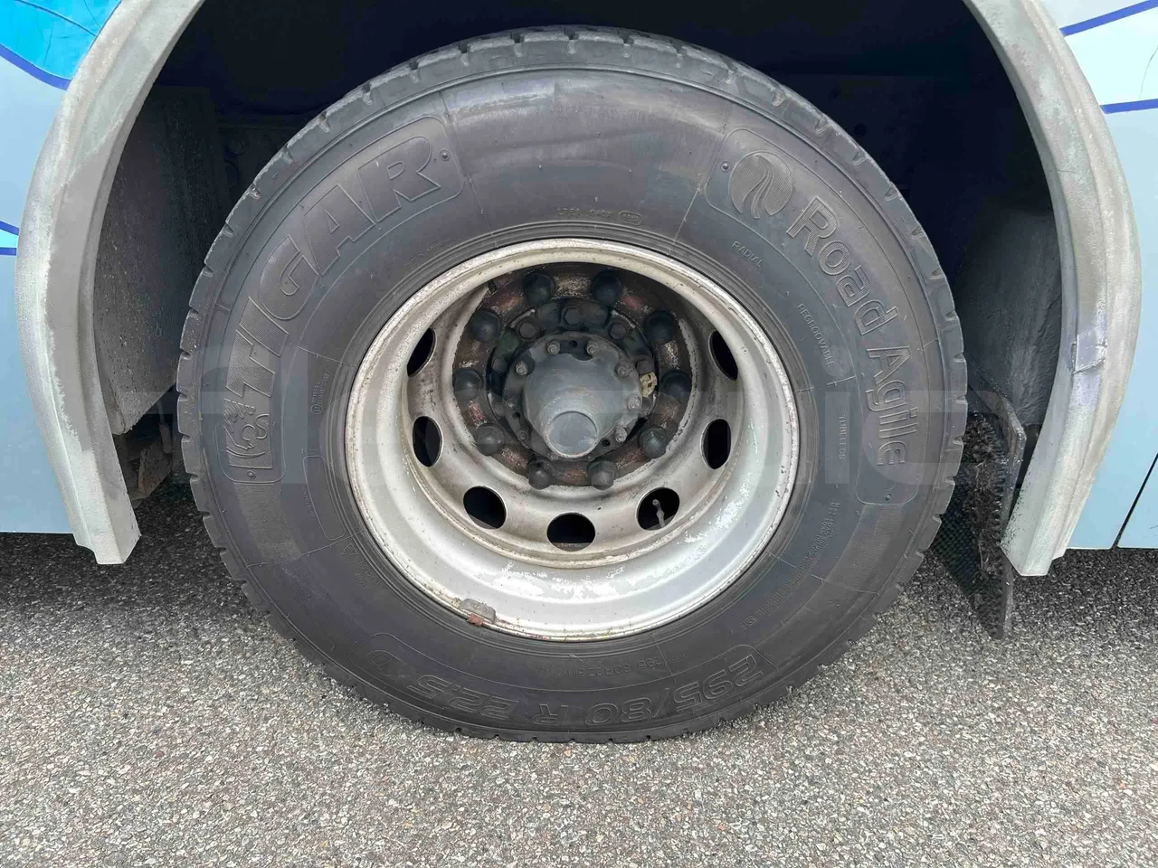 Irizar Scania - rear left tire photo