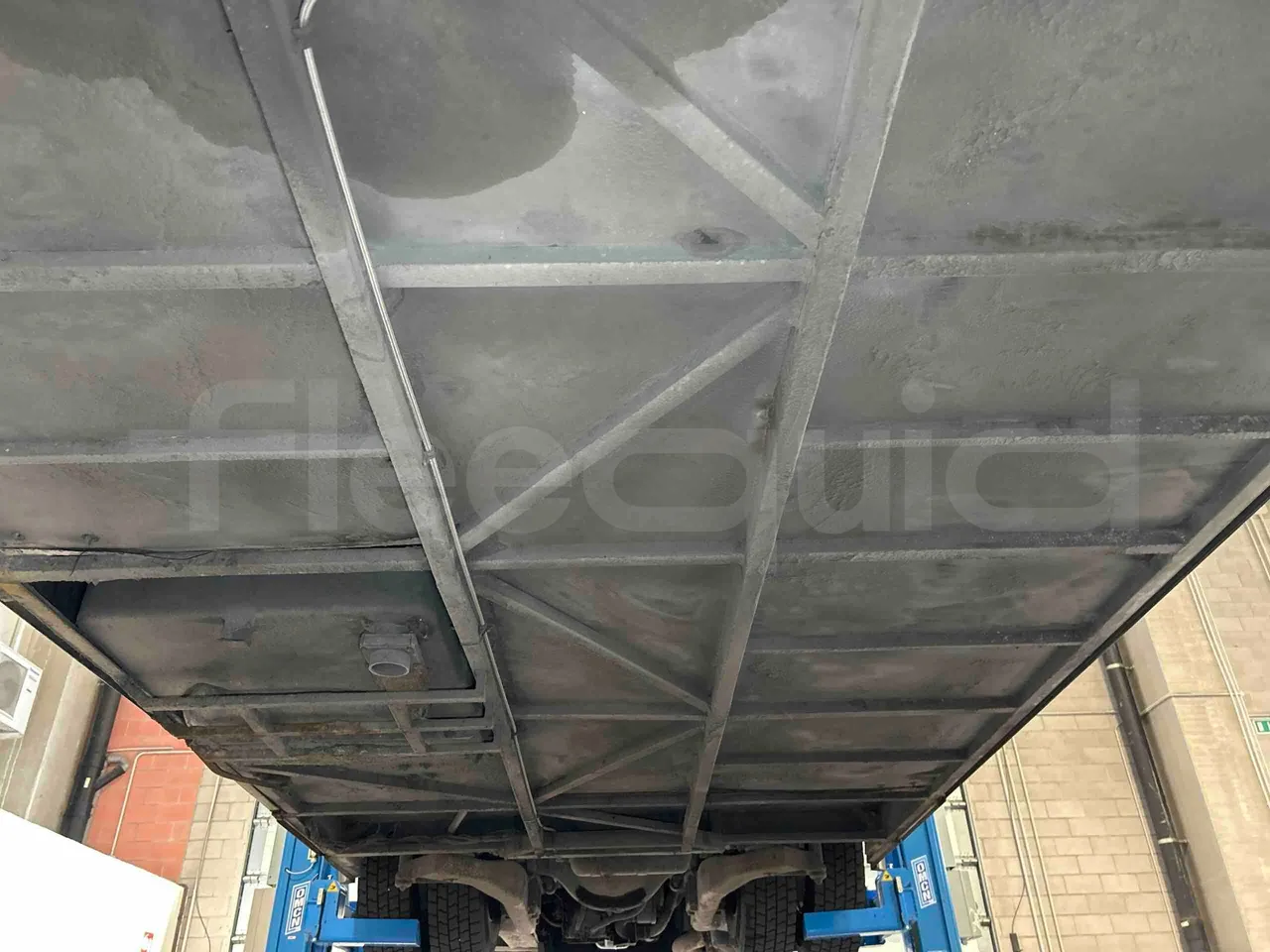 Irizar Scania - central undercarriage photo