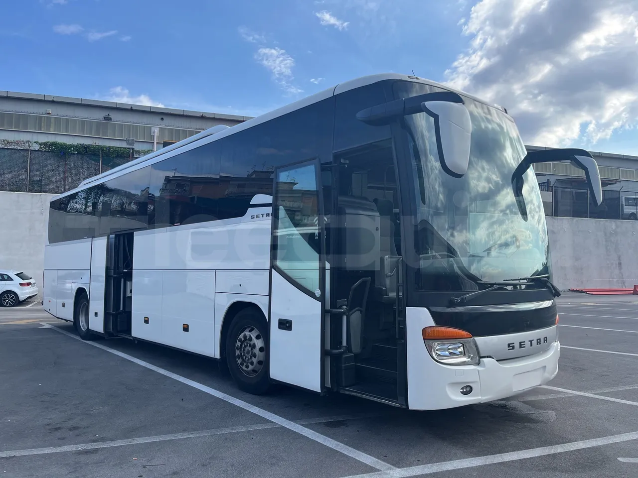 Setra S415 - 3/4 Front Right Side Doors Open
