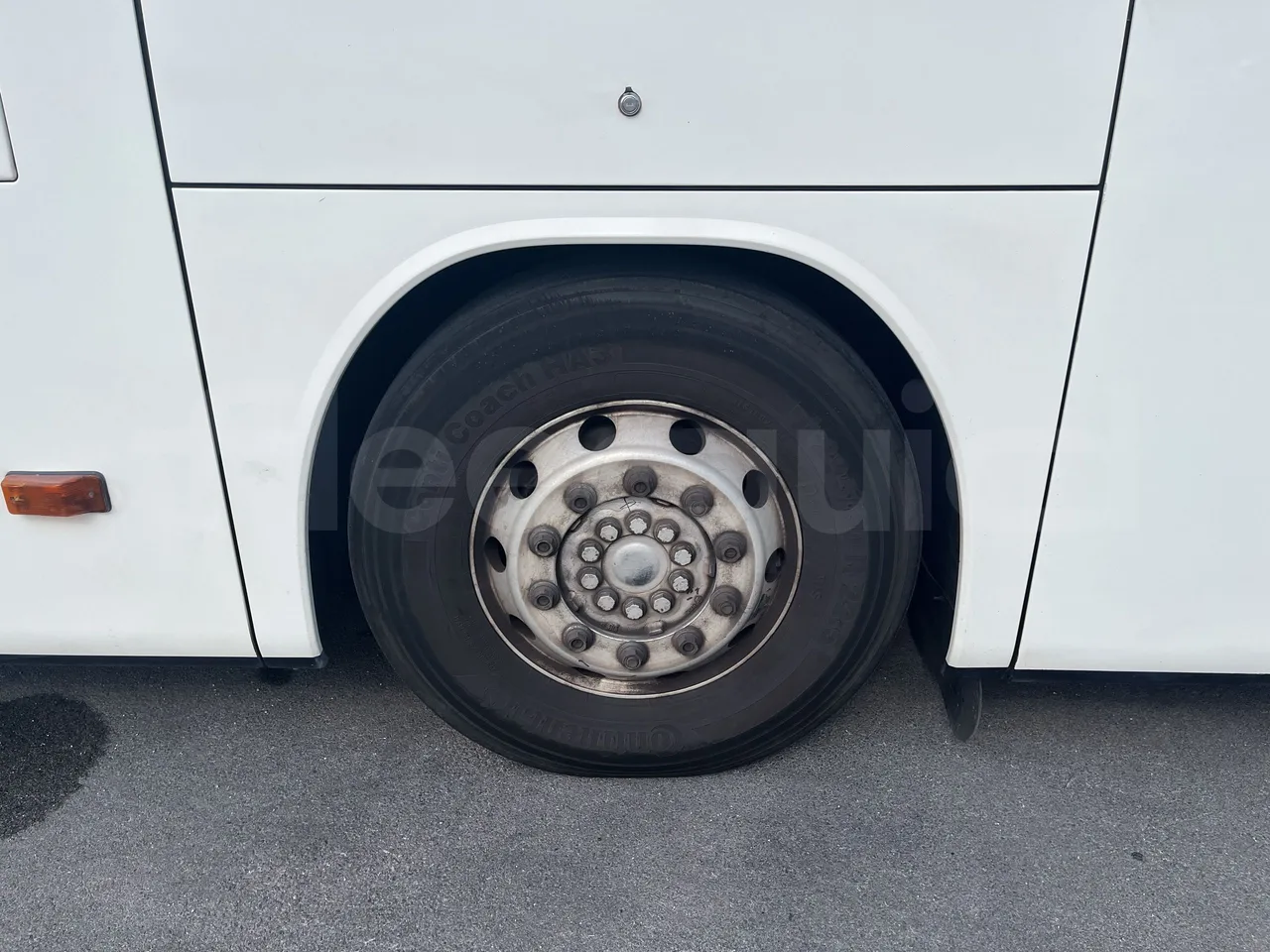 Setra S415 - First Axle Left Side: Complete Tyre