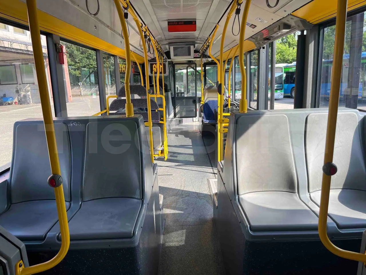 Mercedes-Benz Citaro G - forward view middle aisle