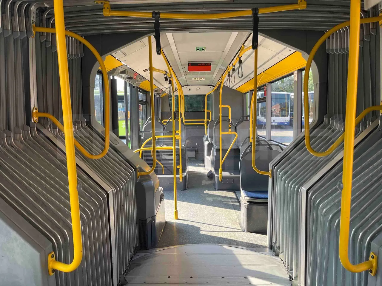Mercedes-Benz Citaro G - reverse view middle aisle