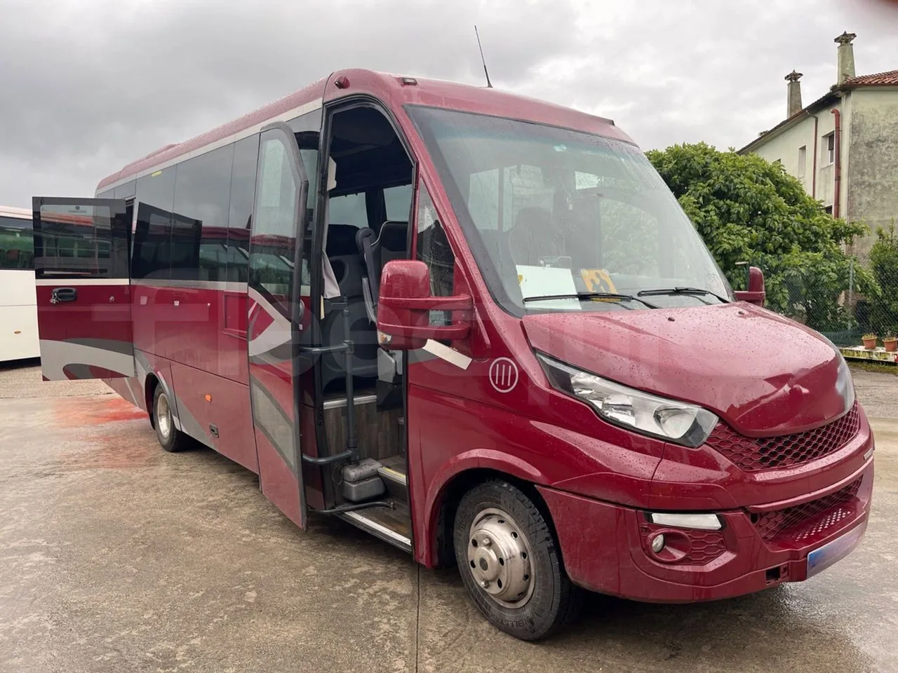 Iveco Auto Cuby 70C17 - Euro 6 - 125 kW - 8.398 mt - 3/4 right front doors open