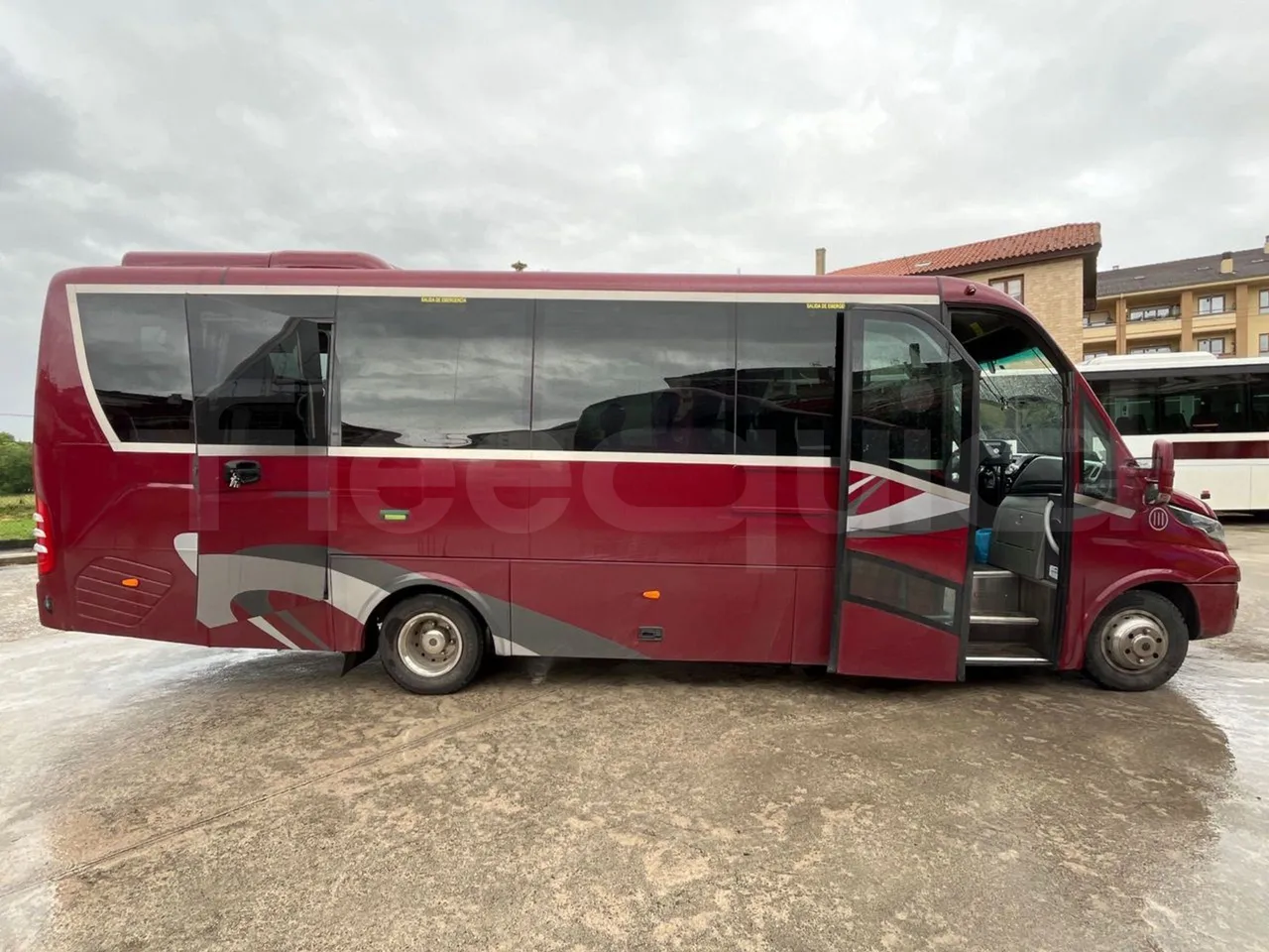 Iveco Auto Cuby 70C17 - Euro 6 - 125 kW - 8.398 mt - right side doors open