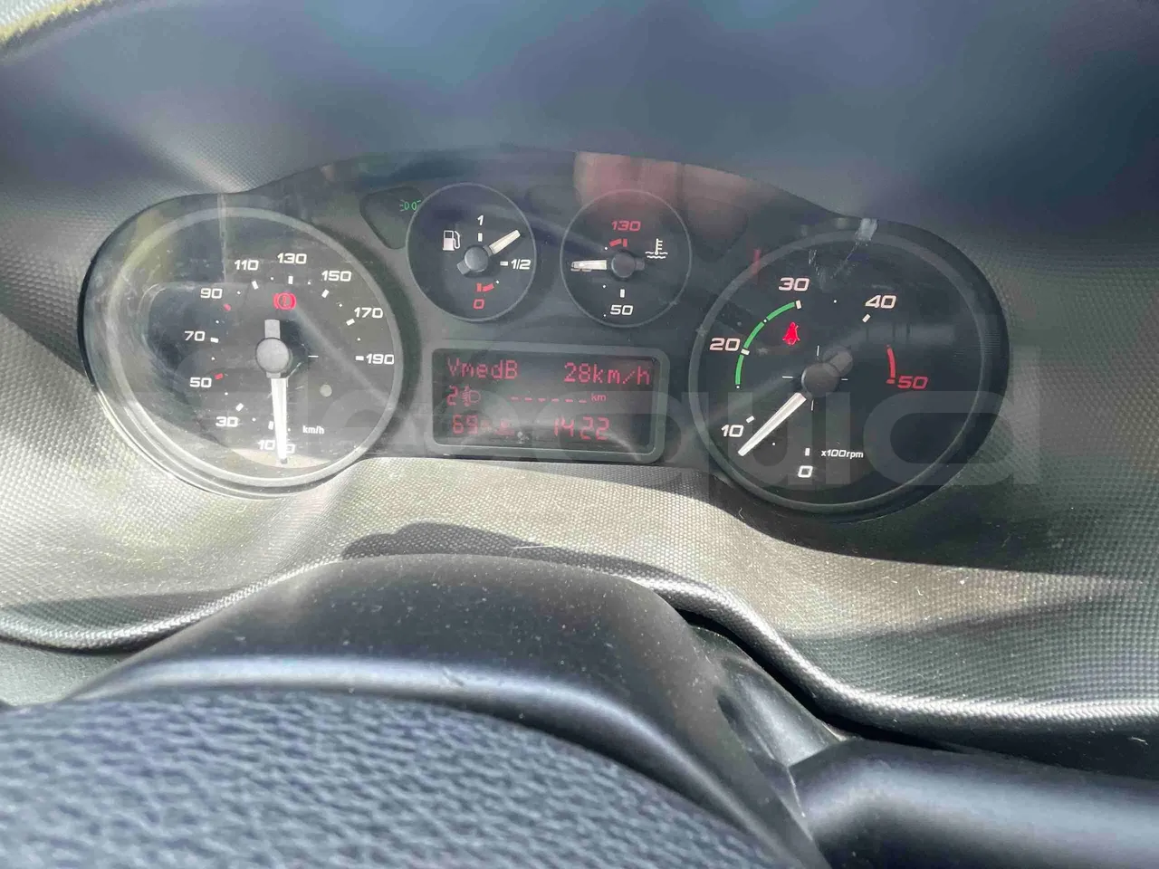 Iveco Ferqui SunsetX - EUR6 - 125kW - 7.808m - dashboard lights on