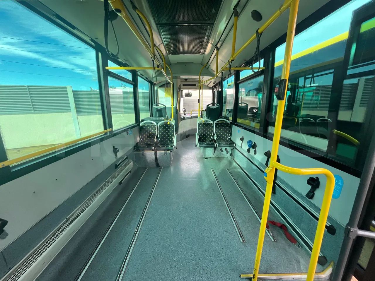 Mercedes-Benz OC500LE 1830H - EUR4 - 220kW - 12.800m - forward view middle aisle