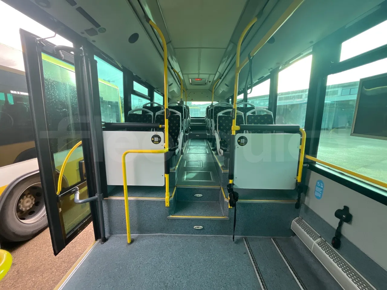 Mercedes-Benz OC500LE 1830H - EUR4 - 220kW - 12.800m - reverse view middle aisle