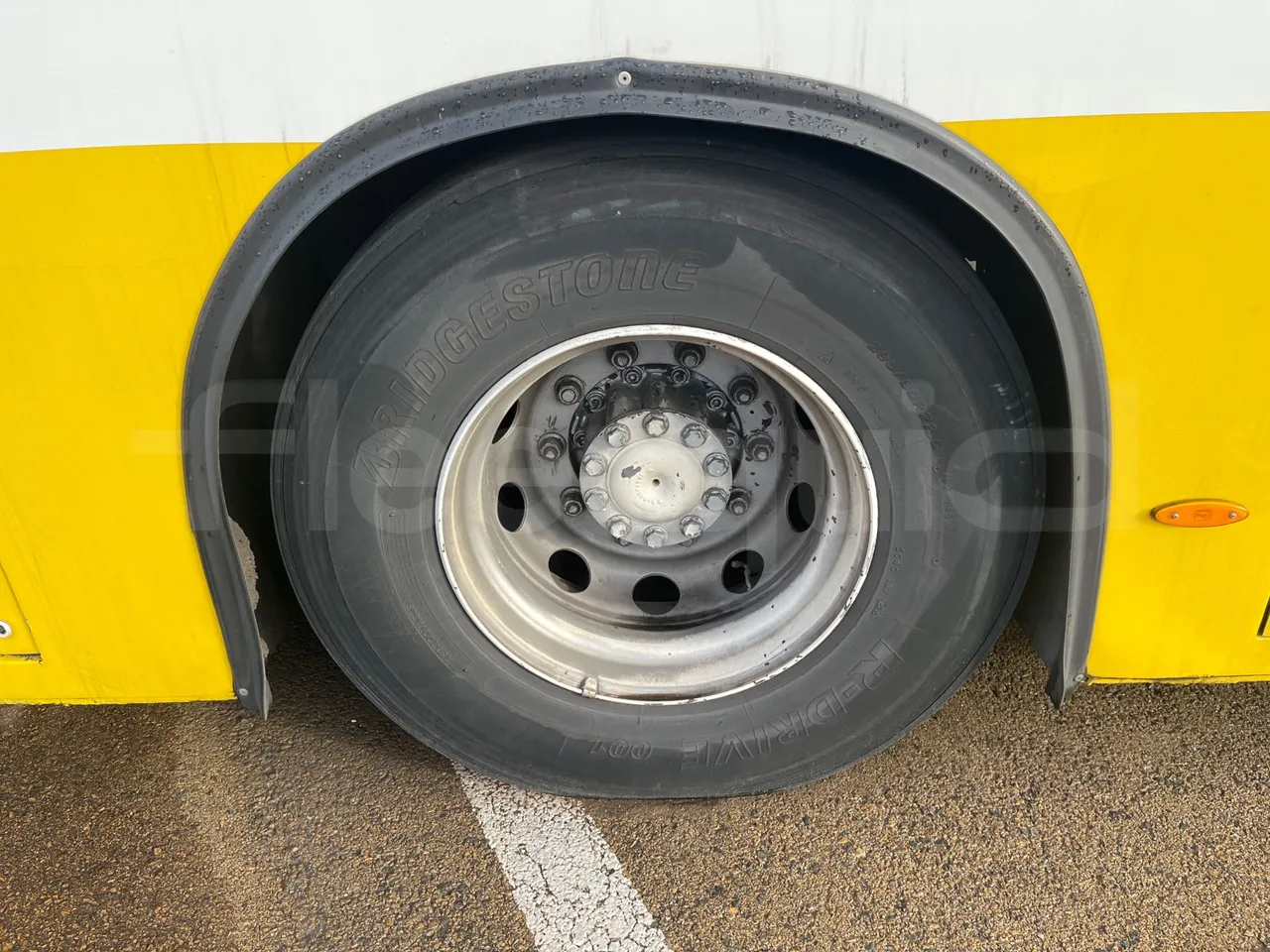 Mercedes-Benz OC500LE 1830H - EUR4 - 220kW - 12.800m - rear left tire photo