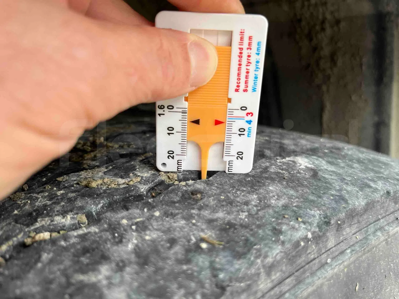 Iveco Fiat 380E 1238 HD TR55 - Euro 2 - 276 KW - 12 mt - tread condition front tires left