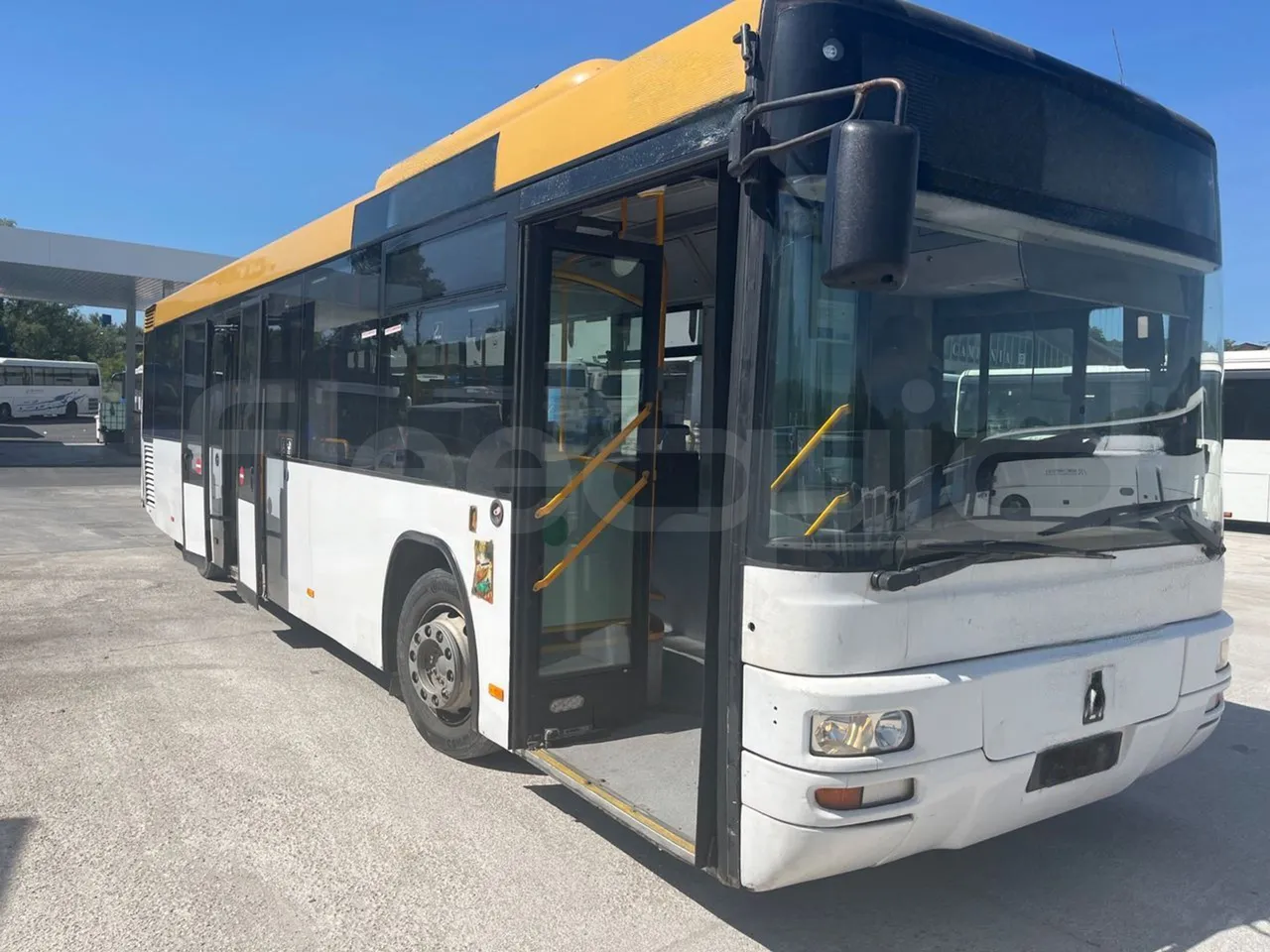 Man Lion's City T A78 - EUR4 - 191kW - 11.857m - 3/4 right front doors open