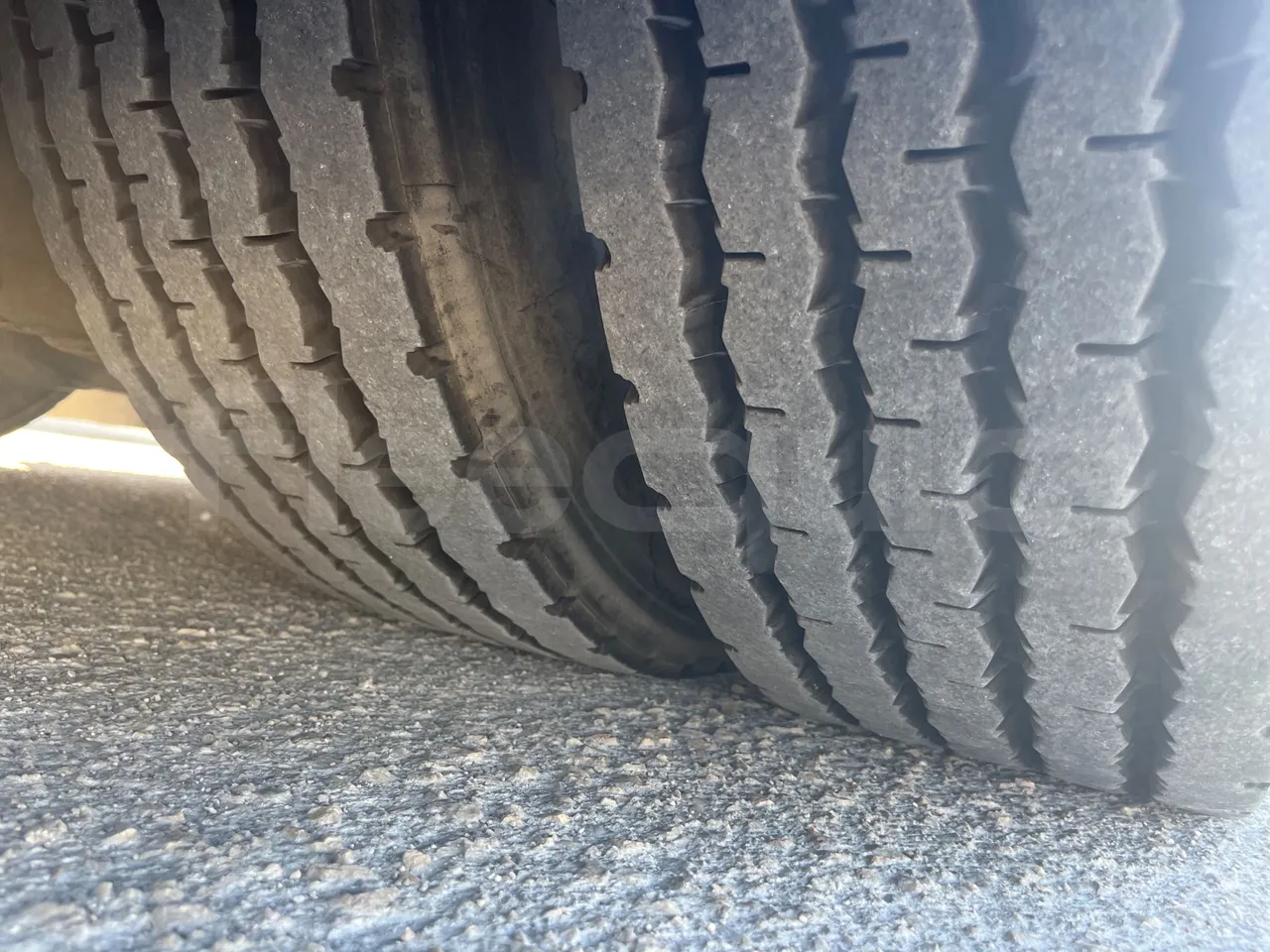 Man Lion's City T A78 - EUR4 - 191kW - 11.857m - tread condition front tires left