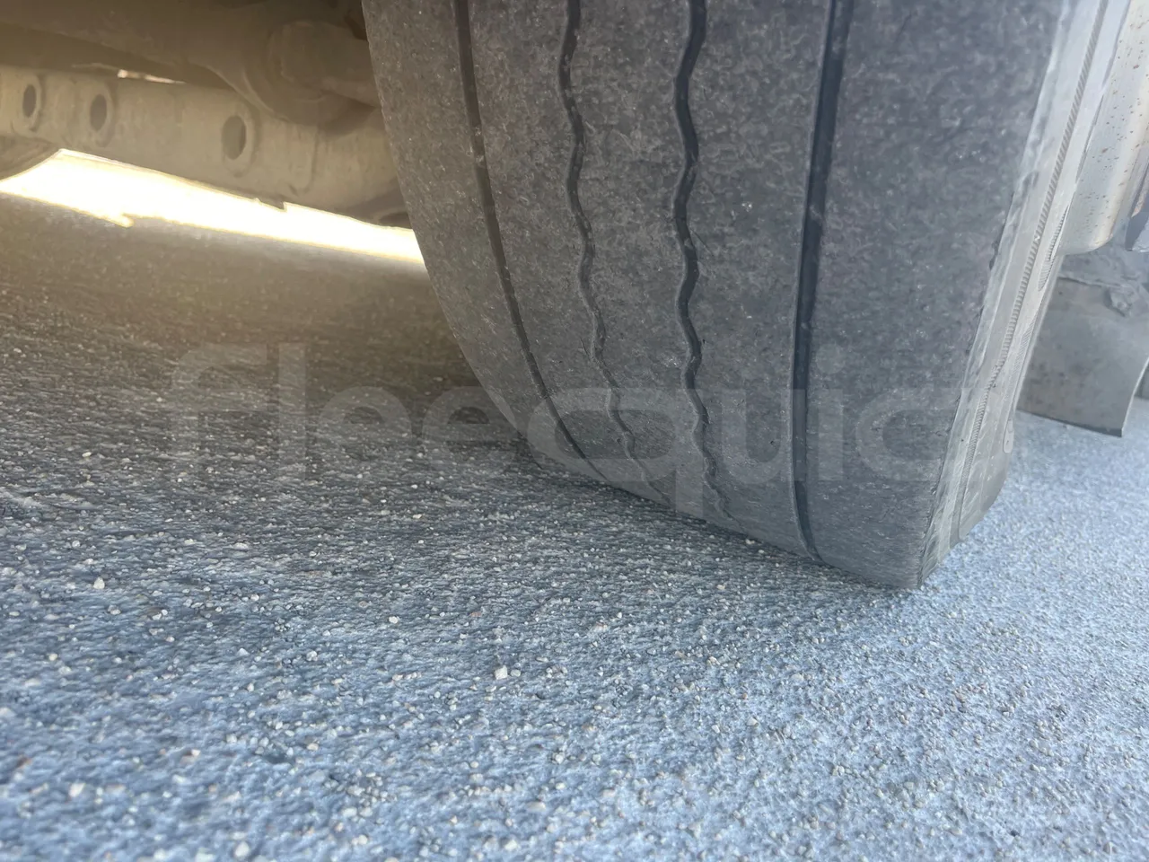 Man Lion's City T A78 - EUR4 - 191kW - 11.857m - tread condition front tires right