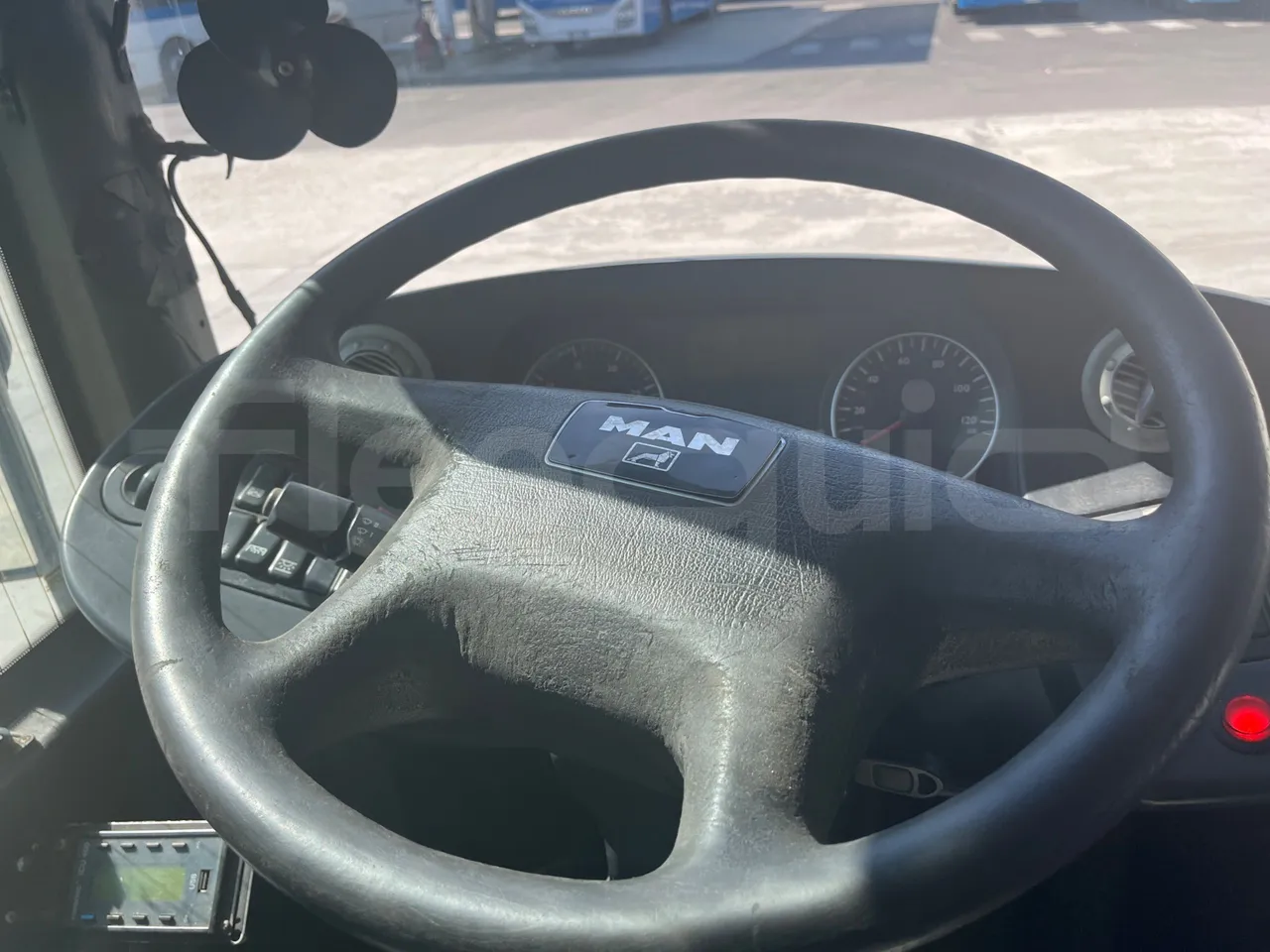 Man Lion's City T A78 - EUR4 - 191kW - 11.857m - steering wheel photo