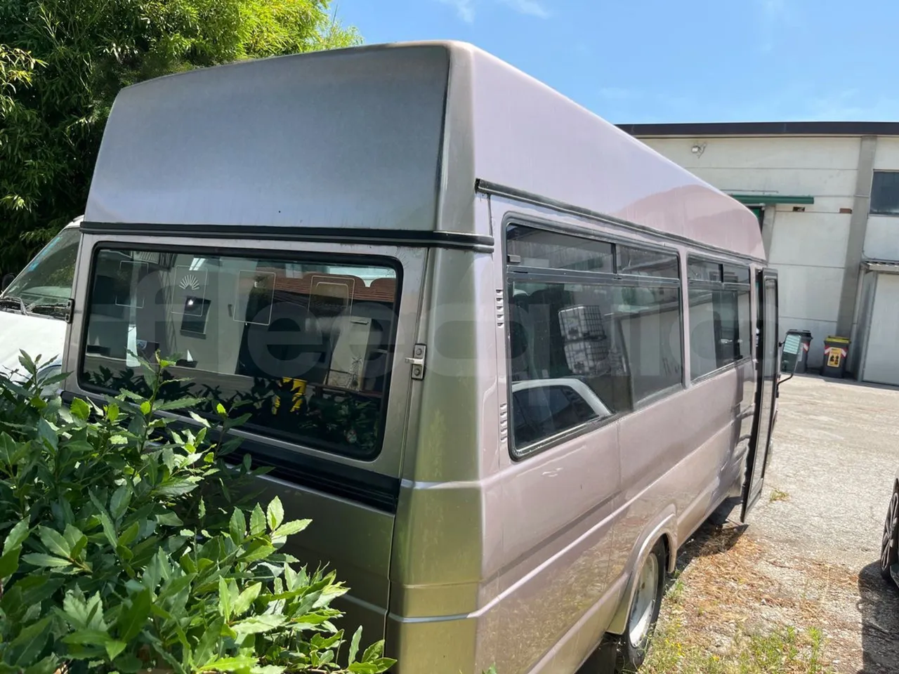 Iveco A45E12 A45 E12 90 Kw - 3/4 right rear doors closed