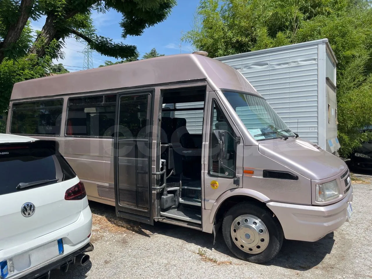 Iveco A45E12 A45 E12 90 Kw - right side doors open