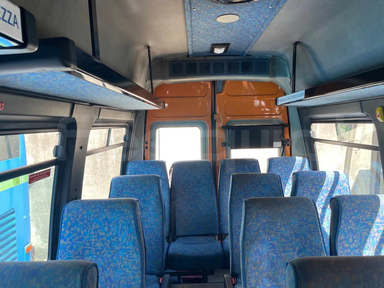 Iveco Daily A50C19/ Euro 4 - 100 Kw - 7,028 Mt - reverse view middle aisle