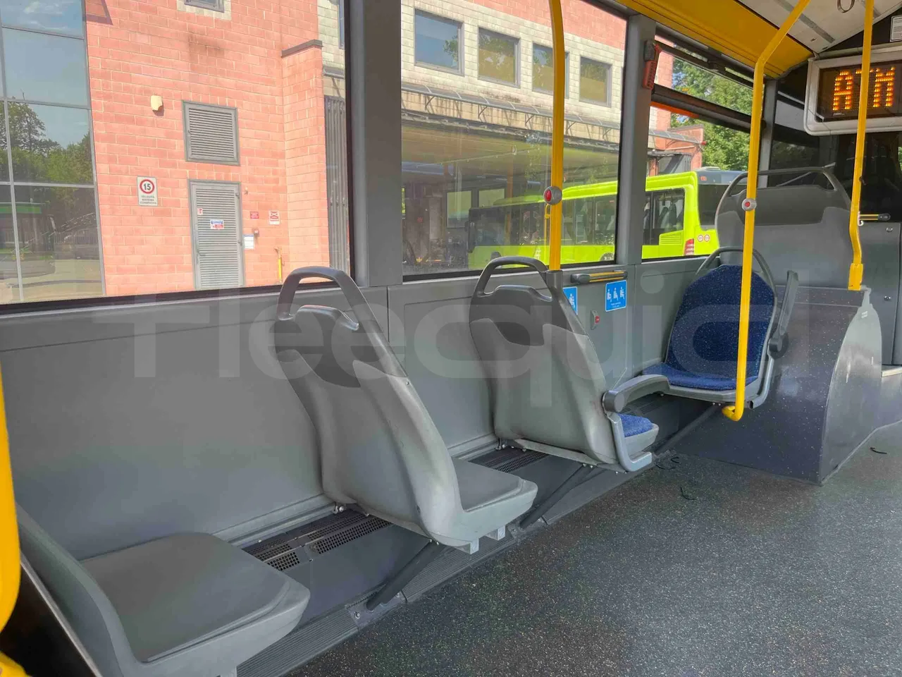 Mercedes-Benz Citaro G - usb charging detail
