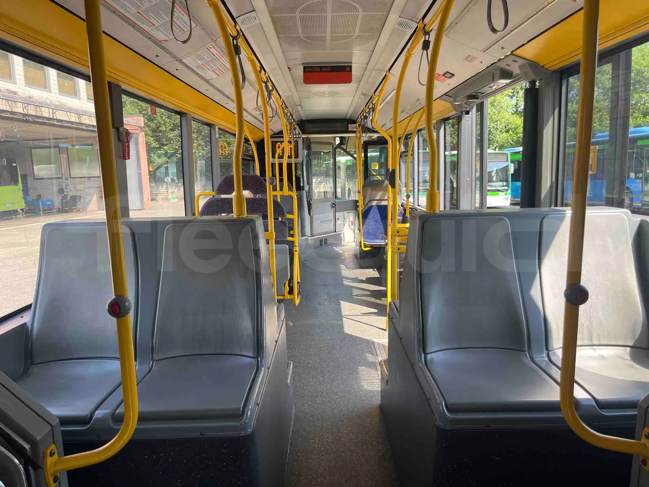 Mercedes-Benz Citaro G - forward view middle aisle