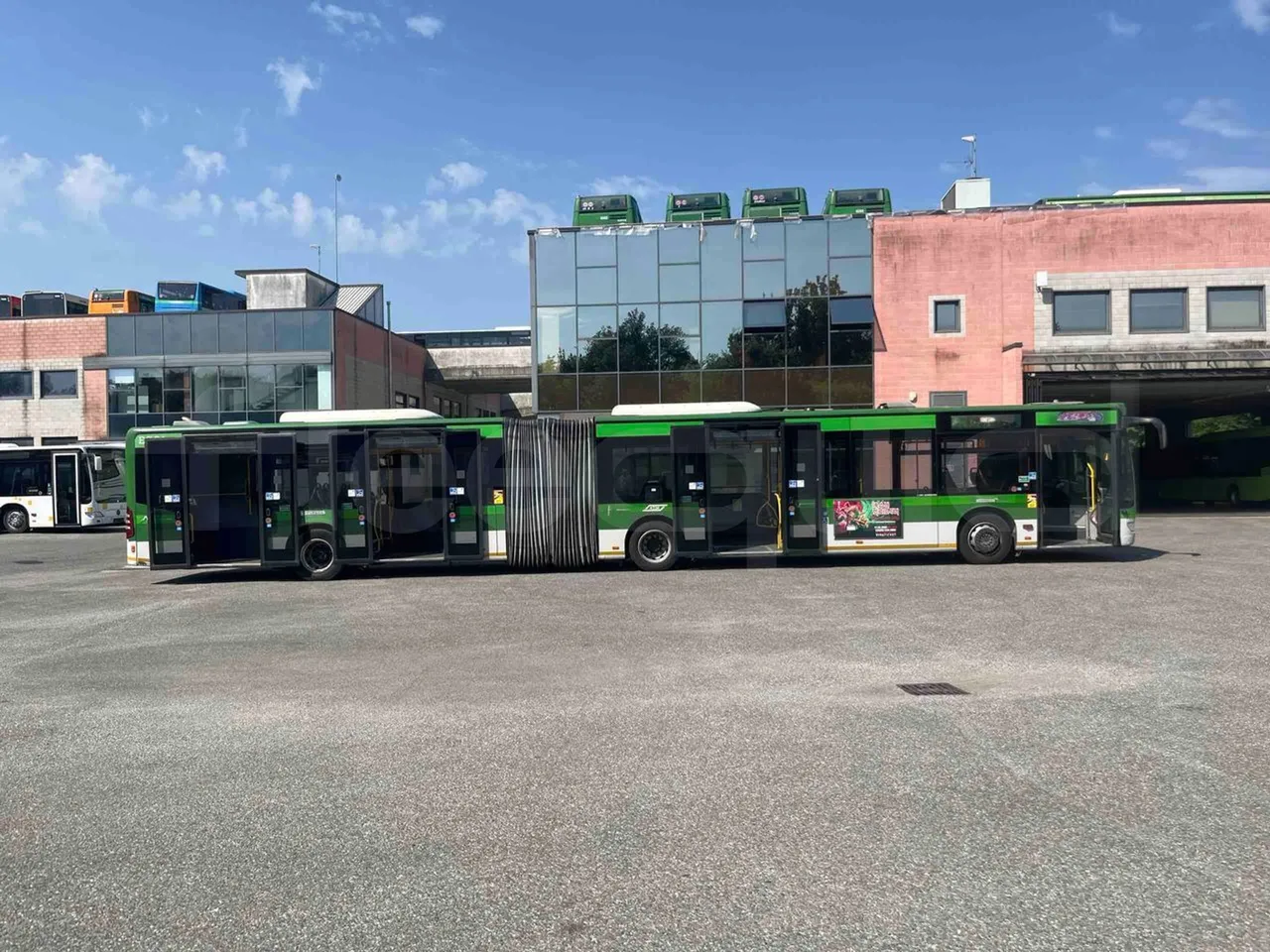 Mercedes-Benz Citaro G - right side doors open