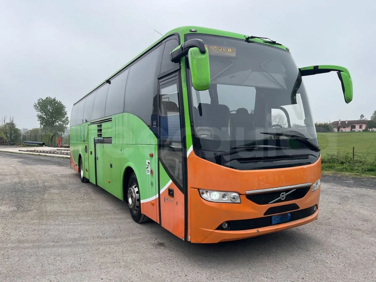 Volvo 9700 B4SC  - Euro6 - 323kW - 12.300mt - 3/4 front right doors