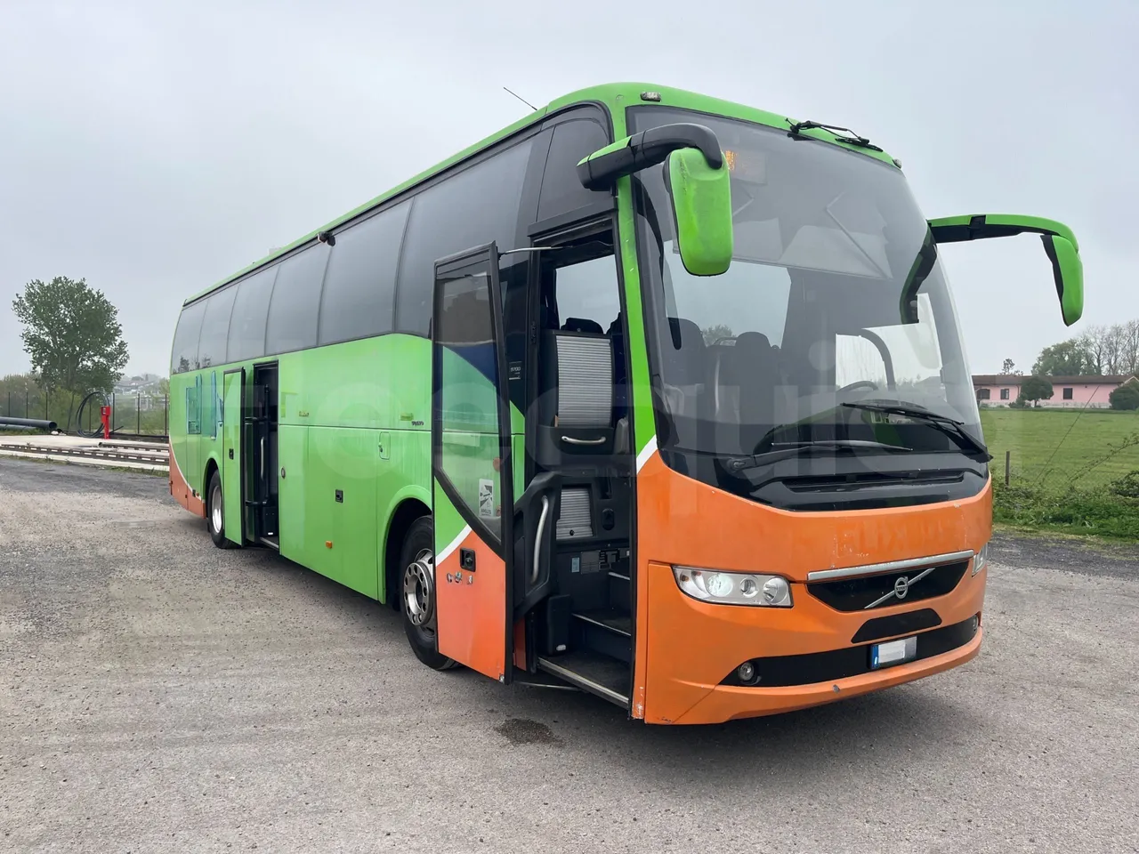 Volvo 9700 B4SC  - Euro6 - 323kW - 12.300mt - 3/4 right front doors open
