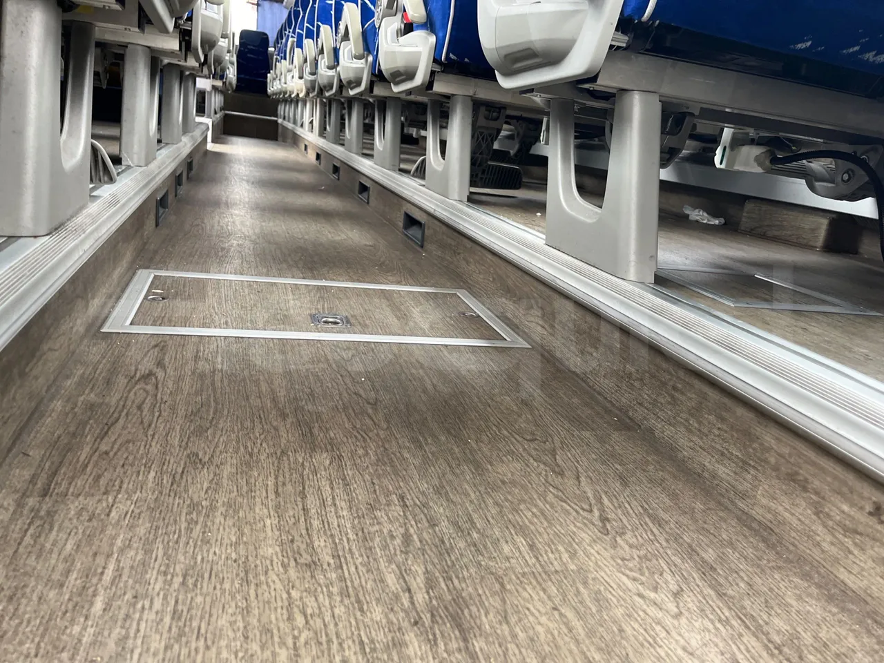 Volvo 9700 B4SC  - Euro6 - 323kW - 12.300mt - seat brackets photo