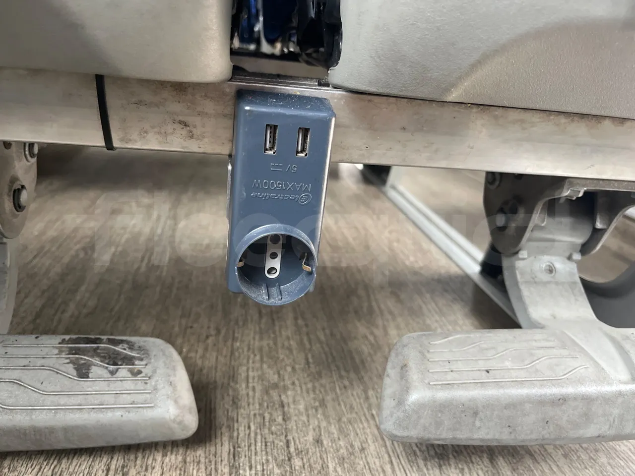 Volvo 9700 B4SC  - Euro6 - 323kW - 12.300mt - usb charging detail